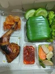 Di dalam pembungkusnya itu, terdapat makanan yang terdiri dari menu utama, lauk tambahan, nasi juga ada tambahan snack lainnya. Tempat Pesan Nasi Kotak Paling Murah Di Cimahi Warung Makan Dan Catering Warung Q Neng