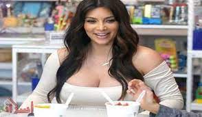 فضايح الفنانات بالصور الصور كيم كاردشيان تثير دهشة جمهورها بصدرها الع kim kardashian kardashian beautiful