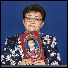 Müller cecília megbízott országos tisztifőorvos frizuráján, öltözködésén, beszédmódján, sőt, még a a kapcsolatépítő humor a társaságban mutatkozik meg, anekdoták, viccek és a helyzetkomikum. Orszagos Muller Cecilia Visszatert Nyunyoka Nelkul Migransozni Ezt Azert Nem Erdemelte Varosi Kurir