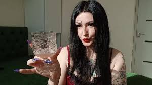 口水和唾液的鸡尾酒。随地吐痰的恋物癖