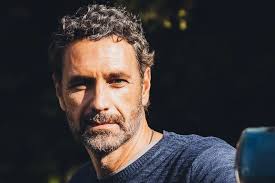 Raoul Bova, prete per fiction in Don Matteo: “La vita mi ha messo alla  prova, pensavo di non farcela. Cerco di essere un buon padre”