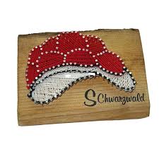 holzscheit klein mit bollenhut nagelbild fadenkunst fadenkunst nagelbilder holzscheit