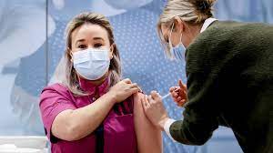 Als iedereen zich laat vaccineren, kan corona niet meer om zich heen grijpen. Mega Operatie Van Start Nederland Begonnen Met Vaccineren Tegen Corona Nos