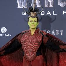 How to cut hair jamie lee curtis style. Jamie Lee Curtis Cosplays At Warcraft Premiere Yells Leeroy Jenkins Polygon