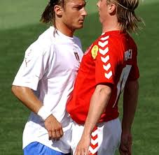 Uefa has charged italian playmaker francesco totti with gross unsporting conduct for apparently spitting at denmark's christian poulsen. Rijkkard Co Nicht Immer Spucken Fussballer Nur Auf Den Rasen Bilder Fotos Welt