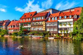 Lungo il fiume che attraversa la città si possono fare delle bellissime passe. A Walk In Bamberg Starts At 60