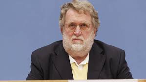 Der vorsitzende der ständigen impfkommission (stiko), thomas mertens, sieht derzeit keinen grund, lehrerinnen und lehrer bevorzugt zu impfen. Kein Lakritzbonbon Stiko Vorsitzender Kritisiert Debatte Um Corona Impfung Fur Kinder Rt De
