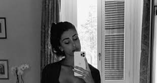 Il profilo instagram d belen rodriguez è stato preso d'assalto, questa volta non per farle dei complimenti, dopo che in molti hanno notato un dettaglio poco piacevole. Belen Rodriguez On Instagram Her Black And White Selfie Is Super Sensual