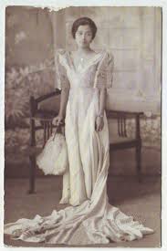 Filipina Lady Wearing Traditional Terno Dress Photo Taken C 1920s In Manila Philippines Filipino Fashion Filipino Tattoos Filipino Women