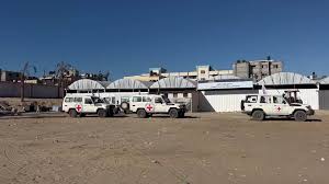 بالفیدیو ؛ الصليب الأحمر يسلم 45 جثمانا لفلسطينيين إلى مستشفى ناصر الطبي في قطاع غزة