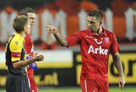 65:58 theo janssen has an effort at goal from outside the area which goes wide left of the target. Twente Schiet Zich Weer In Voet Foto Gelderlander Nl
