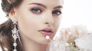 También los peinados nupciales inspirados en la alta costura, e incluso ideas las pasarelas nupciales nos sirven, una vez más, de referencia, al ser el principal catalizador de tendencias en vestidos de novia, y una oportunidad única. Tendencias Maquillaje Novia 2015 Un Rincon Lleno De Suenos