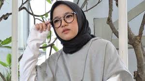 Wakajilulahumal nuro (ya jamalu) kana la syamsa lil huwal buduru (ya jamalu) walam yatunilhuda laula zuhuru (ya jamalu) kaul kauli adama bi nuril qoha ya jamalu. Link Download Lagu Nissa Sabyan Gambus Full Gudang Lagu Mp3 Deen Assalam Hingga Ya Jamalu Tribunnews Bogor