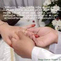 Lalu memandangi istrinya lagi yang masih berusaha tersenyum kepadanya dengan paksa, dan senyuman yang tadi terlintas di wajah lelaki tersebut, seperti tak pernah ada. Cerpen Kahwin Paksa Yang Romantik
