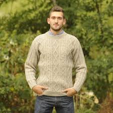 Pull irlandais pour homme taille 50 ( équivalent au xxl ) avec torsades et point fantaisie vendu le 10.06.2013 , possibilité de le refaire sur commande en différentes tailles et coloris. Nos Pulls En Laine Pour Homme Style Irlandais