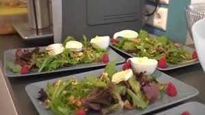 Wildkrautersalat Mit Himbeeren Walnussen Und Geschmolzenen Ziegenkase Rezept Rezept Rezepte Ziegenkase Lebensmittel Essen