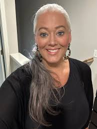 Without 3 kids needing me to hurry, I had the time to accessorize the  bikini 😜 it is the little things that make me happy (finally the Dany is  in my fav