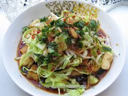 N krucil selalu pingin sesuatu yang seger dan dingin. Kupat Tahu Yogya Ala Sri Dari Sebuah Dapur Desa