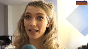 Wie heeft er een dag allemaal thuis liggen en kan me een foto sturen van de pagina waarvoor de foto van. Tinne Oltmans Van Ghost Rockers En Thomas Van Goethem Kussen In Doornroosje Showbizzsite