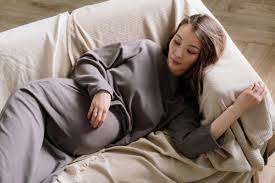 5 posisi tidur yang baik dan berbahaya bagi ibu hamil visit our website: Begini Posisi Tidur Yang Baik Untuk Ibu Hamil Tua Popmama Com