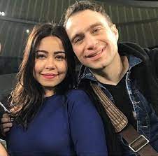 عبّرت الفنانة أصالة نصري عن تضامنها ودعمها للفنانة شيرين عبد الوهاب في أزمتها الأخيرة، مؤكدةً أنَّ المحبة التي تحيطها من عشاقها ومتابعيها تذهب الألم. Ø·Ù„ÙŠÙ‚ Ø´ÙŠØ±ÙŠÙ† Ø¹Ø¨Ø¯ Ø§Ù„ÙˆÙ‡Ø§Ø¨ ÙˆØ§ÙÙ‚ Ø¹Ù„Ù‰ Ø²ÙˆØ§Ø¬Ù‡Ø§ Ù…Ù† Ø­Ø³Ø§Ù… Ø­Ø¨ÙŠØ¨ ÙˆÙ…ÙˆÙ‚Ù Ù…Ø­Ø±Ø¬ Ø¨Ø§Ù†ØªØ¸Ø§Ø±Ù‡ Ù…Ø¬Ù„Ø© Ø³ÙŠØ¯ØªÙŠ