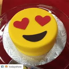21 Mentions J Aime 1 Commentaires Fancy That Party Gift Shop Fancythatpdx Sur Instagram We Have Had Lots Of Re Emoji Cake Emoji Birthday Cake Cake