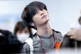 Poliosis, also called poliosis circumscripta, is the decrease or absence of melanin (or colour) in head hair, eyebrows, eyelashes or any other hairy area. Lee On Twitter Taeyong With Black Hair And Light Blue Streaks In It Iconic Color íì©