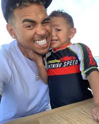 La intención de ozuna de encontrarse con mayweather se debe a que el artista planifica un proyecto para educar a la juventud a través de ozuna pidió disculpas a su familia y señaló que dicha grabación fue un error. Ozuna Taina Fans è³… é ˜ Ozunataina Italia Feliz Dç©©a De Los Padres Y Bendiciones Instagram Photos And Videos Negros Con Ojos Claros Fotos Feliz Dia Del Padre