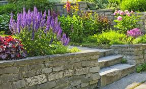 Gartenmauer Bauen Praktische Tipps Und Tricks Garten Garten Am Hang Gartenmauern
