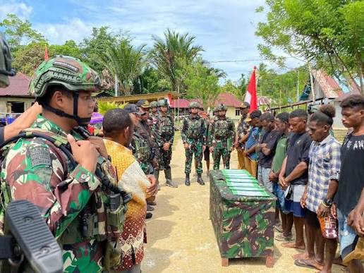 Delapan Anggota OPM Kodap IV/Sorong Raya Serahkan Diri, Satgas Yonif 501  Kostrad Berhasil Bangun Kepercayaan Maybrat – Satgas Yonif 501/BY mencatat  pencapaian besar menjelang akhir tahun 2024. Delapan anggota Organisasi  Papua Merdeka (