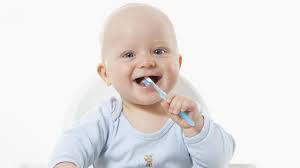 Auch wenn zähneputzen zur alltagsroutine gehört, leiden viele deutsche unter zahnerkrankungen wie zum beispiel karies oder parodontitis. Babys Erster Zahnarztbesuch Zdfmediathek