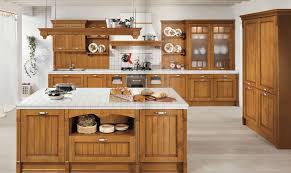 Es una cocina de madera natural con un horno de apertura, un estante de retracción, un cajón extraíble y muchos utensilios de cocina. Las Cocinas De Madera Vuelven A Estar De Moda Muebles Cocinas