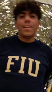 5 DAYS TIL GRADUATION!!! Seniors giving some thanks to all those who made  these past four years possible🐾 #miami #classof2022 #seniors  #graduation2022 #2026 #fl #highschool #braddock #Dawgs