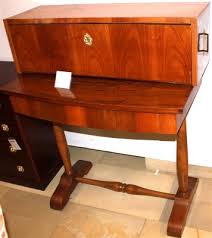 Biedermeier style, in art, transitional period between neoclassicism and romanticism as it was interpreted by the bourgeoisie, particularly in germany, austria, northern italy. Schreibtisch Im Biedermeier Stil Mit Erganztem Unpassendem Schreibaufsatzteil Kunst Antiquitaten Und Mobel 17 10 2012 Rufpreis Eur 200 Dorotheum