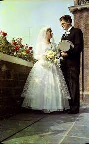 Wir zeigen euch die häufigsten brautkleider schnittformen und erklären, welche silhouette am besten zu welcher figur passt. Die 29 Besten Ideen Zu 1970 Braut Hochzeit Brautkleid