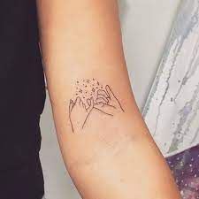 Fine line pinky promise tattoo on the left upper arm. Sieh Dir Dieses Instagram Foto Von Tattoologistofficial An Gefallt 1 559 Mal Promise Tattoo Pinky Promise Tattoo Friend Tattoos
