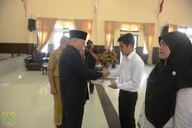 Universitas hasanuddin (unhas) menggelar upacara pengambilan sumpah dan janji pegawai negeri sipil (pns) di lingkungan universitas hasanuddin. Pengambilan Sumpah Janji Pns Dan Penyerahan Sk Cpns Lingkup Pemkab Pakpak Bharat Pakpakbharatkab Go Id