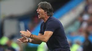 Germany's joachim löw has said sorry for reaching down into his trousers, front and back, and then smelling his hand. Joachim Low Auch Bei Fruhem Wm Aus Mit Jobgarantie Beim Dfb Goal Com