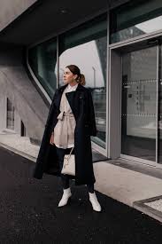 Wie aber trägt man sie am besten? Mein Business Casual Outfit Mit Dunkelblauer Lederhose Und Weissen Boots Lifestyle Blog Aus Osterreich