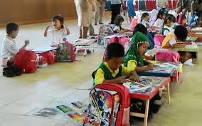 Mewarnai juga bermanfaat untuk melatih kemampuan motorik halus. 52 Anak Usia Dini Bersaing Dalam Lomba Menggambar Di Buntok