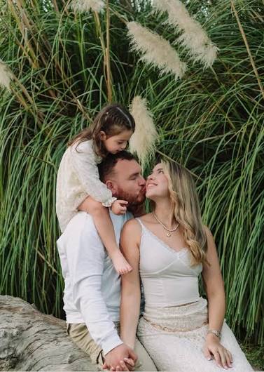 Alejandro Kirk enjoying a beautiful family moment with his wife and  daughter 🤍👨‍👩‍👧