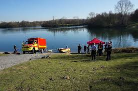 Im uferbereich am nordufer des grünen sees sammeln sich große mengen an kot an, die zu einer. Person Im Wasser Feuerwehr Ratingen
