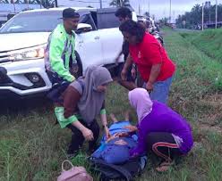 Seorang mangsa dikenali sebagai dayana damsah, 27, maut di tempat kejadian, manakala nurizyani kafli@masri, 24, meninggal dunia di wad kecemasan hospital tawau. Dalam Perjalanan Ke Sekolah Dua Guru Maut Kemalangan Kereta Jatuh Gaung