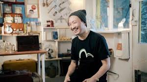 鄭敬基（cheng king ki，joe tay），香港無線電視演員、流行歌手。鄭敬基是1980年代二人男子組合「風云樂隊」成員之一。由鄭敬基作曲、作詞、聯同蔡濟文及鄭伊健合唱的《home alone》奪得1991年（第三屆）cash流行 é„­ä¸­åŸº ä¸€å€‹æ²'æœ‰åº•ç·šçš„å¯ŒäºŒä»£ å¦‚ä»Šæˆäº†å¥½çˆ¸çˆ¸ å¤©å¤©è¦èž