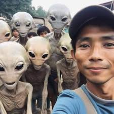Selfie with tourists!! 😁👽
