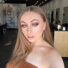 Kristen Penny's Instagram, Twitter & Facebook