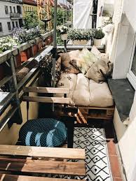 Gemutliches Diy Sofa Aus Paletten Fur Den Balkon Paletten Diy Sofa Wohnung Mit Balkon Einrichten Sofa Aus Paletten Kleines Balkon Dekor