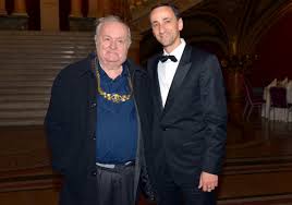 Deși a murit în 1995, la vârsta de 36 de ani, cristian popescu este considerat unul dintre cei mai importanti poeți ai anilor 90 și unul dintre cei mai proeminenți membri ai cenaclului literar universitas condus de criticul literar și profesorul mircea martin. Cei Care Vor SÄ IÈi Ia RÄmas Bun De La Cristian Èopescu O Pot Face In Studioul 2 Al Tvr