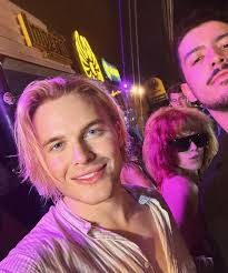 can i borrow a phone in lancelin for a week?