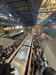 Linha 3-Vermelha do metrô de SP tem lentidão e plataformas cheias após problema